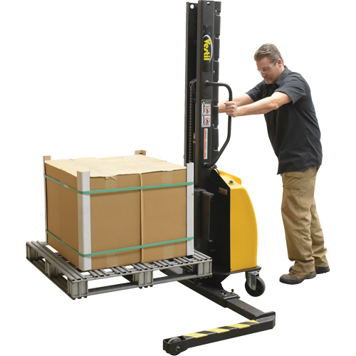 Gerbeur motoris&eacute; avec m&acirc;t &eacute;troit, Fonctionnement &eacute;lectrique, Capacit&eacute; 1000 lb, Lev&eacute;e max 63" FMT Sales Ltd