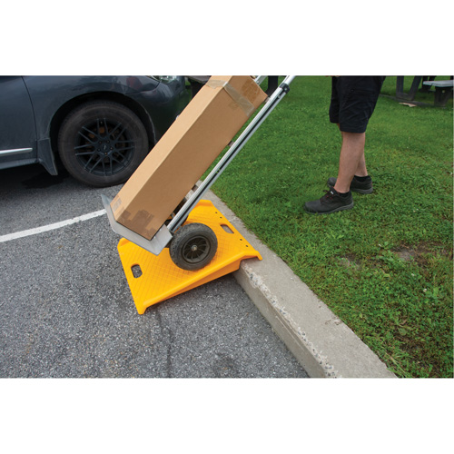 Rampe de trottoir portable en poly pour diable, Capacit&eacute; de 1000 lb, 27" la x 27" lo FMT Sales Ltd