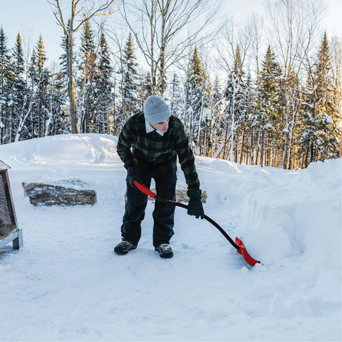 Pelle &agrave; neige Yukon, Lame Polypropyl&egrave;ne, Largueur 18", Manche Prise en D ergonomique FMT Sales Ltd