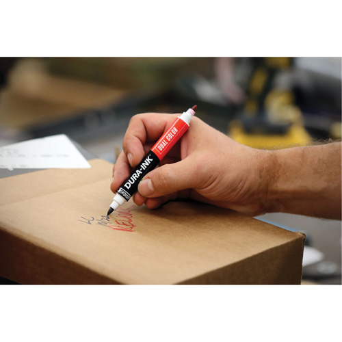 Marqueur &agrave; encre permanente et double couleur Markal Dura-Ink, Noir/Rouge, Pointe Ronde FMT Sales Ltd