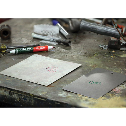 Marqueur &agrave; encre permanente et double couleur Markal Dura-Ink, Vert/Rouge, Pointe Ronde FMT Sales Ltd