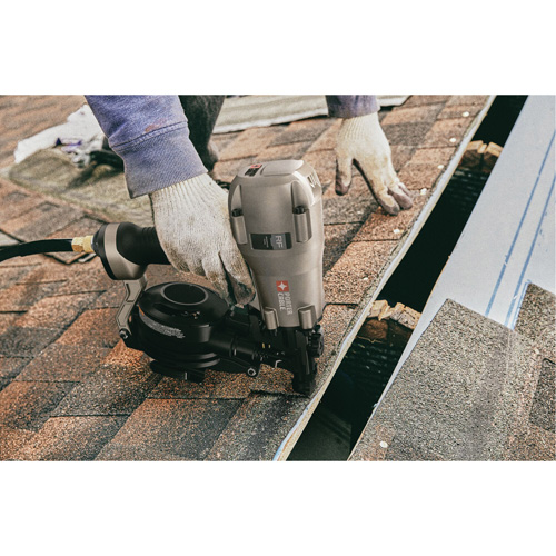 Cloueuse pneumatique &agrave; rouleau 15° pour toiture FMT Sales Ltd