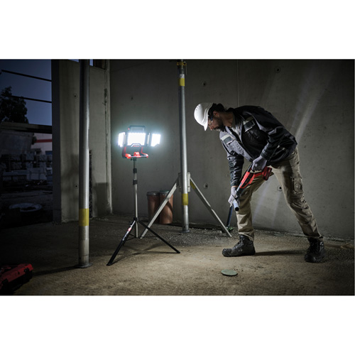 Lampe de travail &agrave; DEL professionnelle &agrave; panneaux pliants lumens sans fil 18V sur tr&eacute;pied, DEL, 3600 lumens FMT Sales Ltd