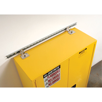 Attache de retenue contre les s&eacute;ismes pour armoire Sure-Grip Ex pour produits inflammables FMT Sales Ltd