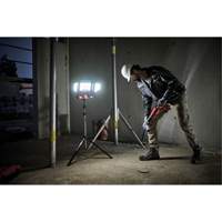 Lampe de travail &agrave; DEL professionnelle &agrave; panneaux pliants lumens sans fil 18V sur tr&eacute;pied, DEL, 3600 lumens FMT Sales Ltd